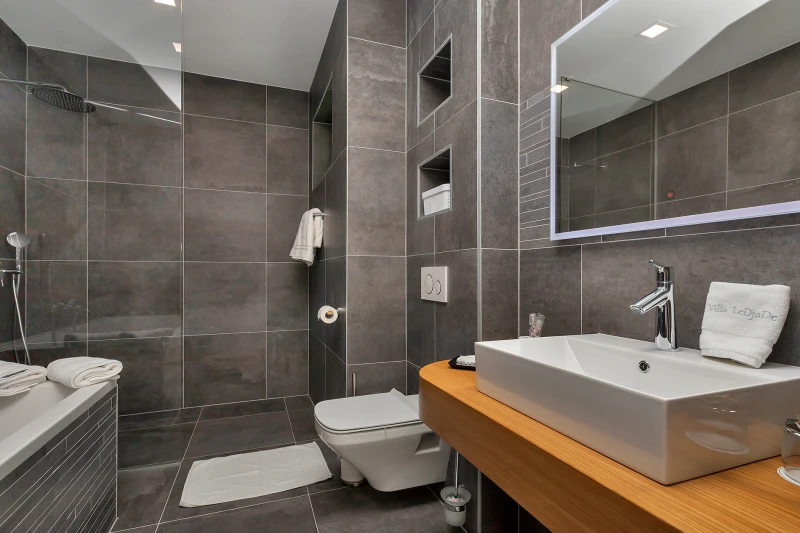 LeDjaDe, Bathroom / WC