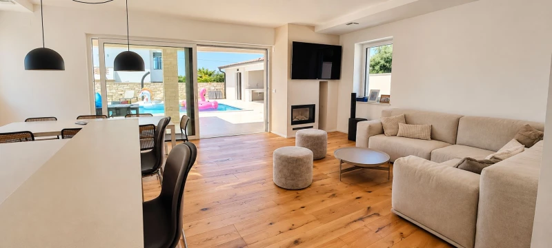 Villa SALVORE – Romantic villa near the beach, heated pool, games room, summer kitchen & bbq, Savudrija, Living room