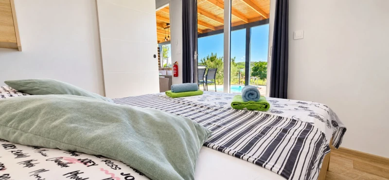 Beach House BETA – romantično utočište u masliniku uz more, bazen, jacuzzi i dječje igralište, Pomer, Sobe