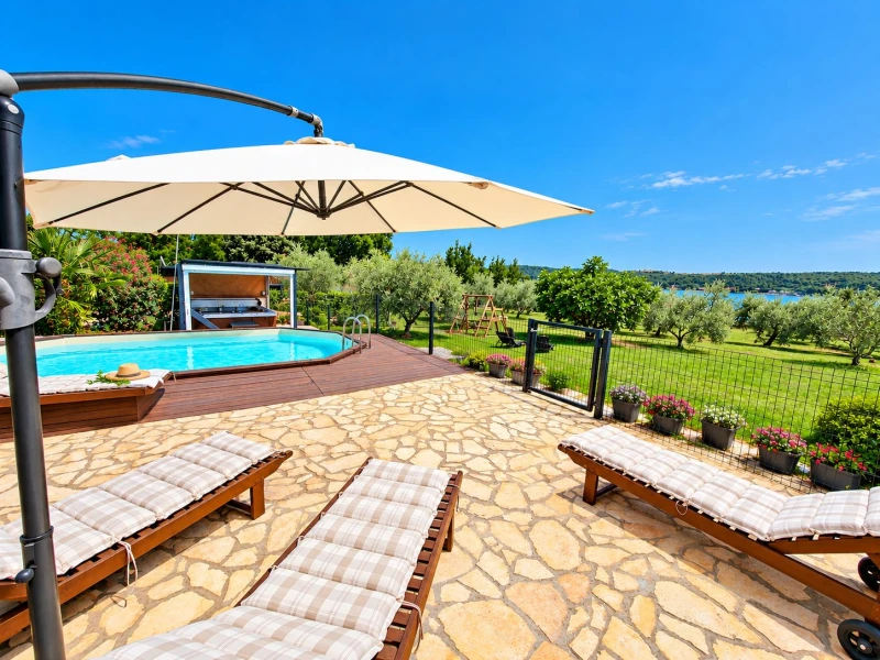 Beach House BETA – romantično utočište u masliniku uz more, bazen, jacuzzi i dječje igralište, Pomer, Pomer