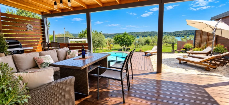 Beach House BETA – romantično utočište u masliniku uz more, bazen, jacuzzi i dječje igralište, Pomer, Balkon / terasa