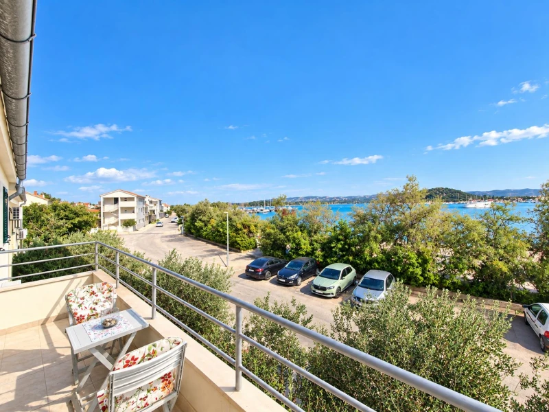 Beach apartment Ana - Wake up to the sea, balcony, terrace, garden & parking, Murter - Dalmatia, Murter