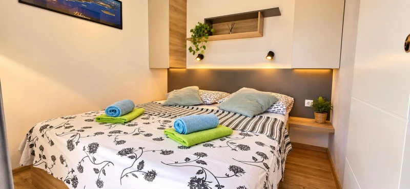 Beach House BETA – romantično utočište u masliniku uz more, bazen, jacuzzi i dječje igralište, Pomer, Sobe
