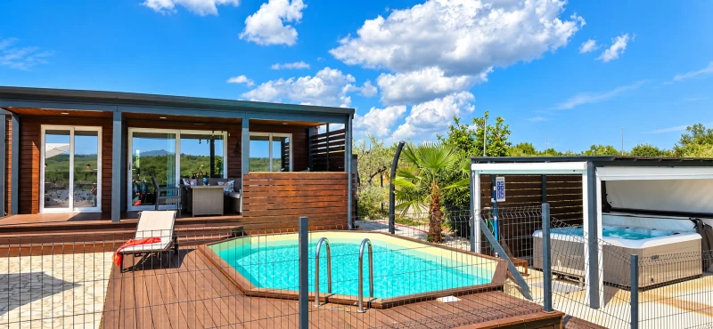 Beach House BETA – romantično utočište u masliniku uz more, bazen, jacuzzi i dječje igralište, Pomer, Pomer