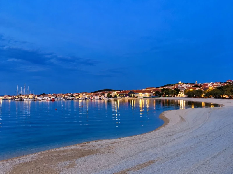 Beach apartment Ana - Wake up to the sea, balcony, terrace, garden & parking, Murter - Dalmatia, Murter