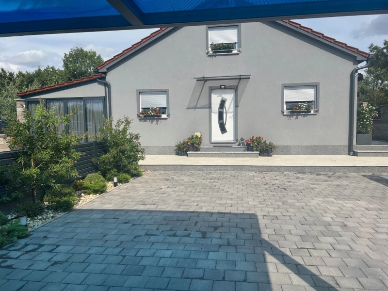 House Francuz, Peroj