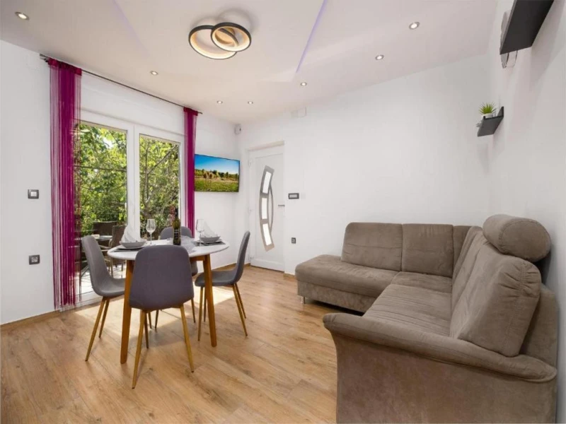 Apartment 2, Living room
