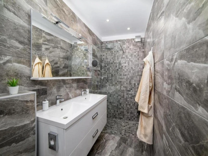 Apartment 1, Bathroom / WC