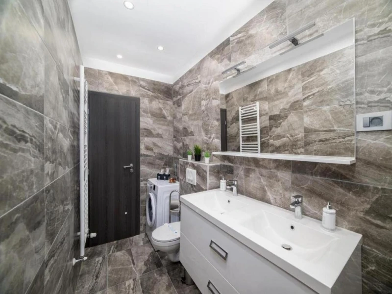 Apartment 1, Bathroom / WC