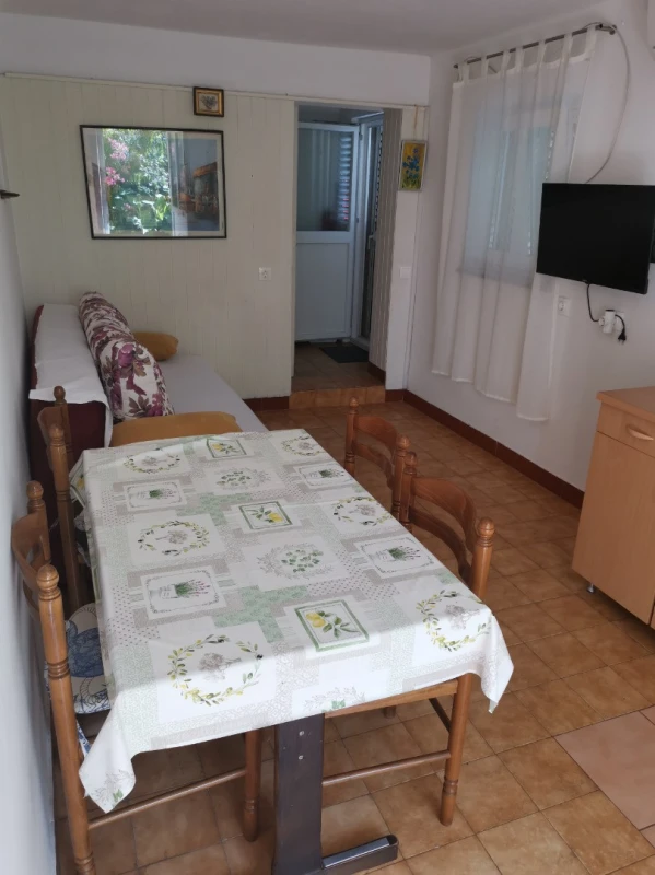 Apartment 4, Dnevni boravak