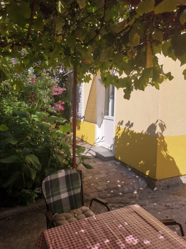 Apartment 4, Dnevni boravak