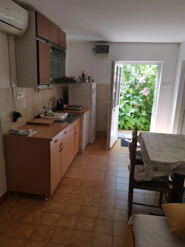 Apartment 4, Dnevni boravak