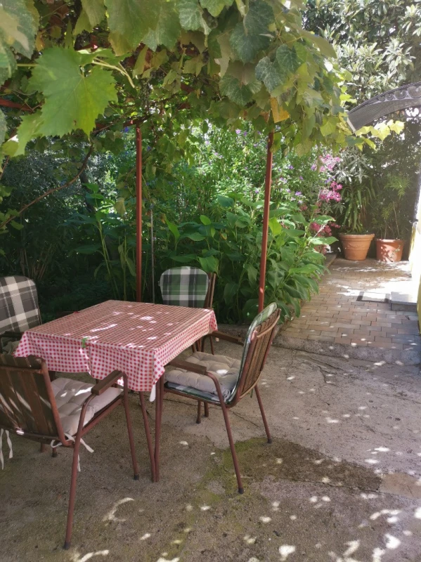 Apartment 4, Dnevni boravak