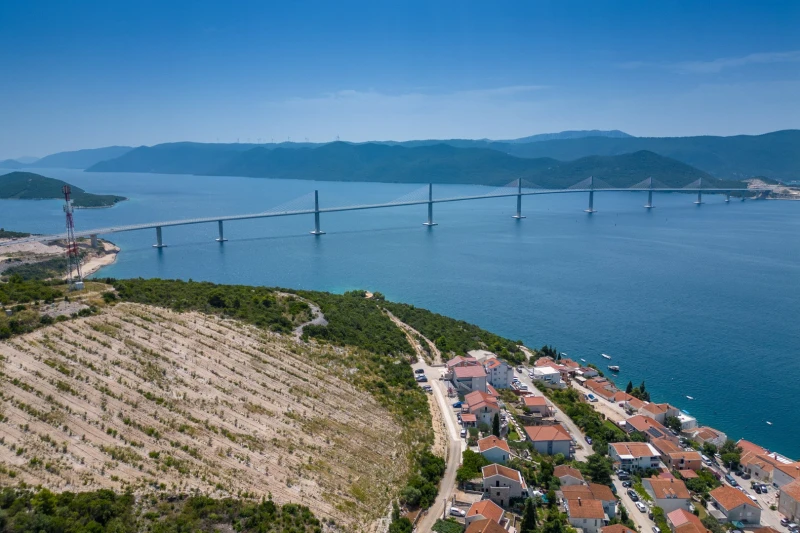 Adria View, Komarna