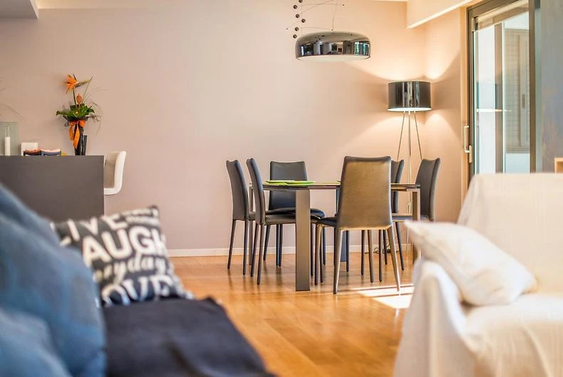 Apartman 1, Dnevni boravak