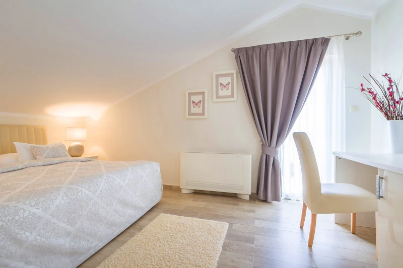 Apartment 5, Zimmer