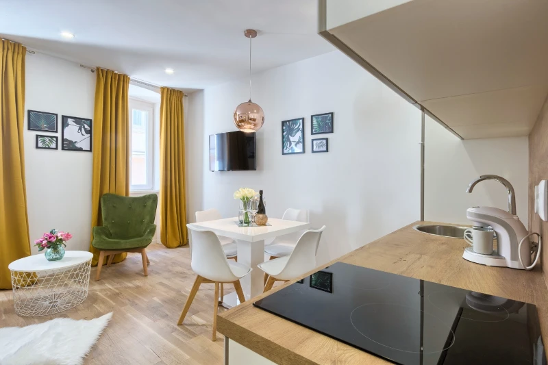 Apartment 3, Dnevni boravak
