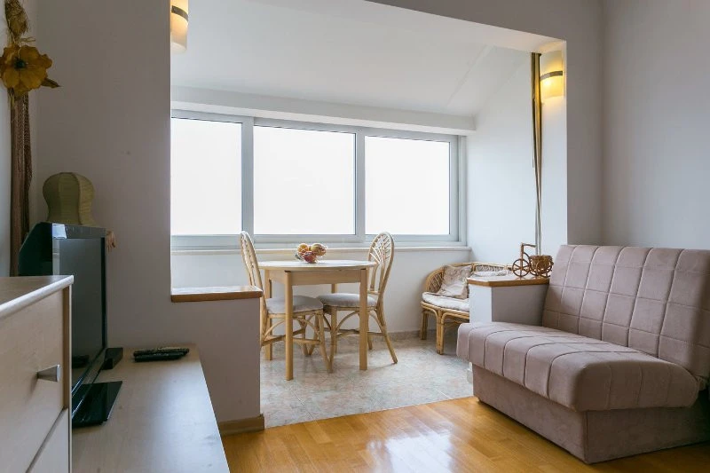 Bellevue Sun, Living room