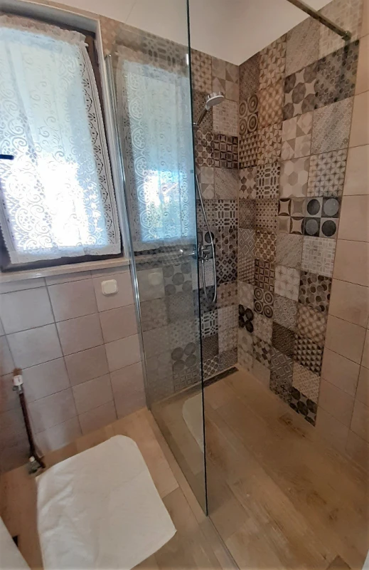 Apartment 5, Bathroom / WC