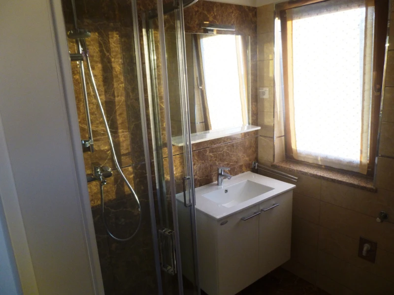 Apartment 6, Bathroom / WC