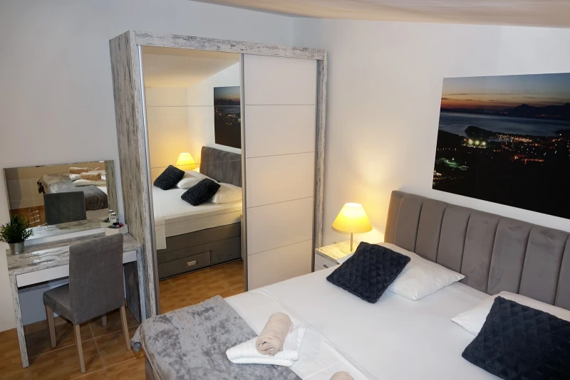 Apartment 2+2 II, Camere