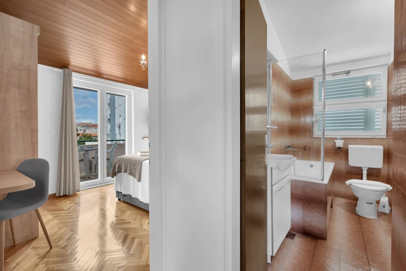 Apartment 4+2, Camere