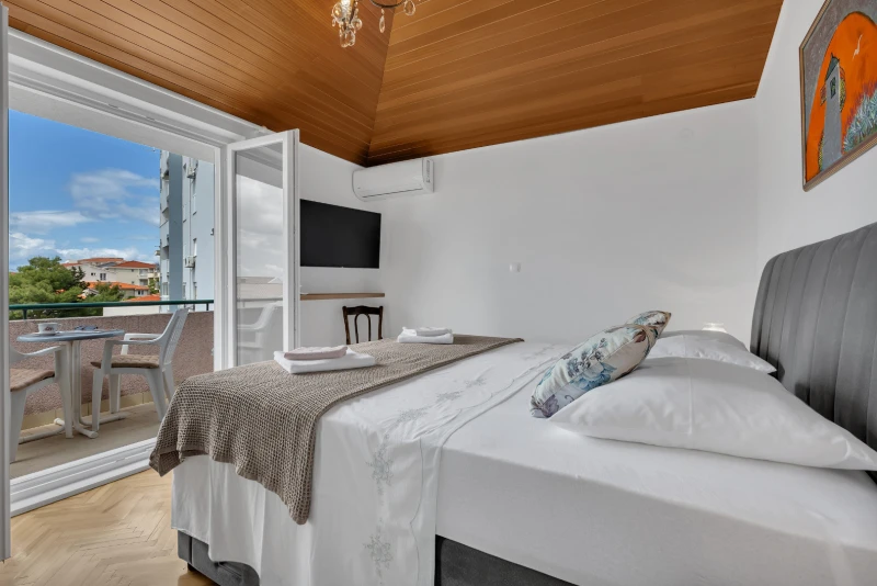 Apartment 4+2, Camere