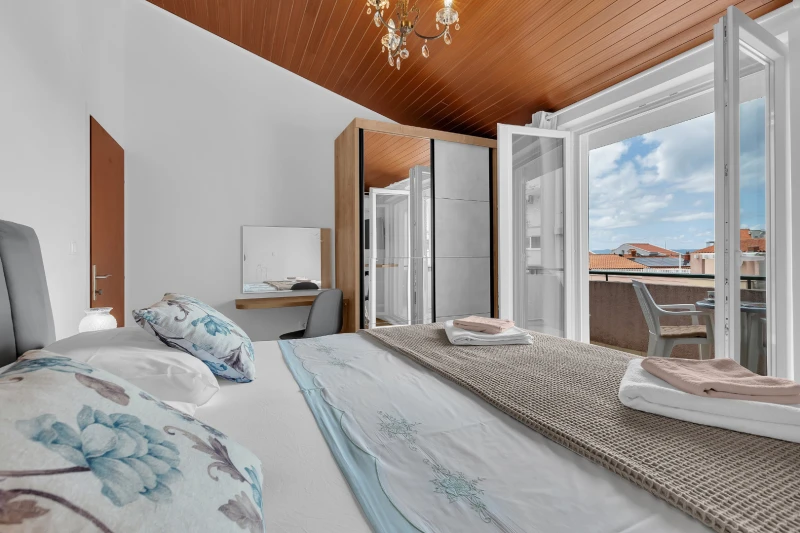 Apartment 4+2, Camere