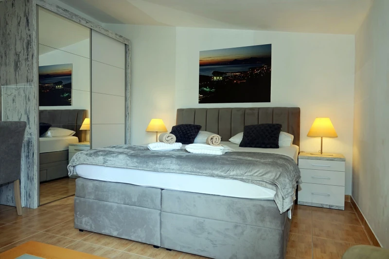 Apartment 2+2 II, Camere