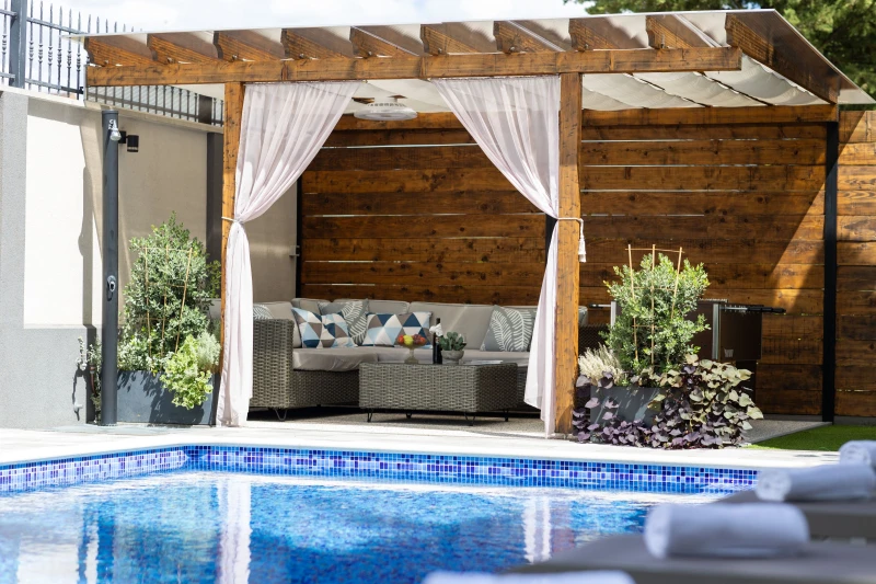 EXTÉRIEUR ET PISCINE