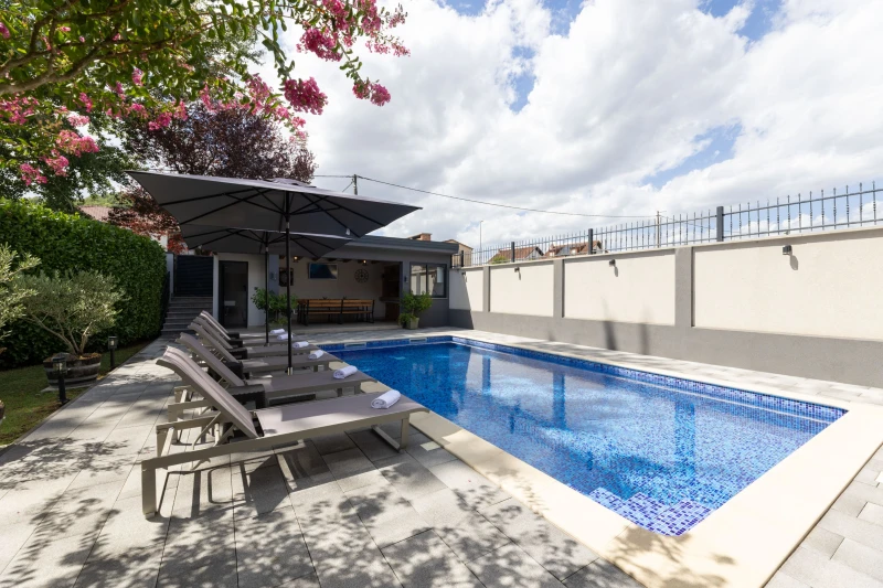 EXTÉRIEUR ET PISCINE