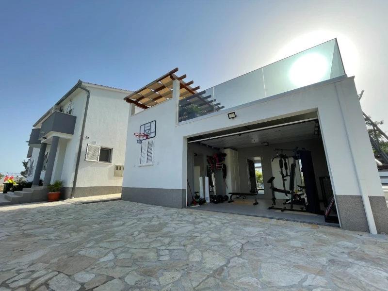 Exterior and surroundings