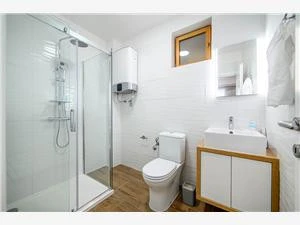 Apartment 3, Bathroom / WC
