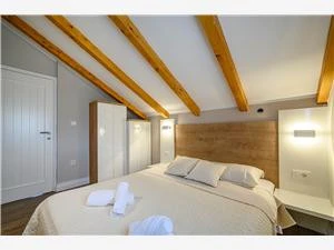 Apartment 5, Bedrooms