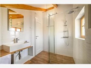 Apartment 5, Bathroom / WC