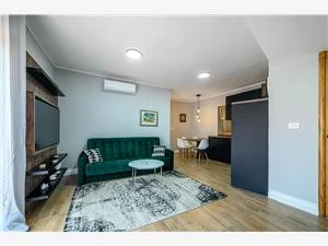 Apartment 4, Living room