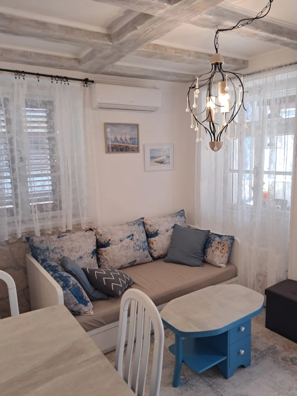 Apartman 1, Dnevni boravak
