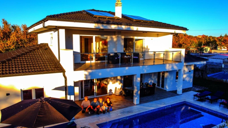 Villa Hedonistra, Batvači