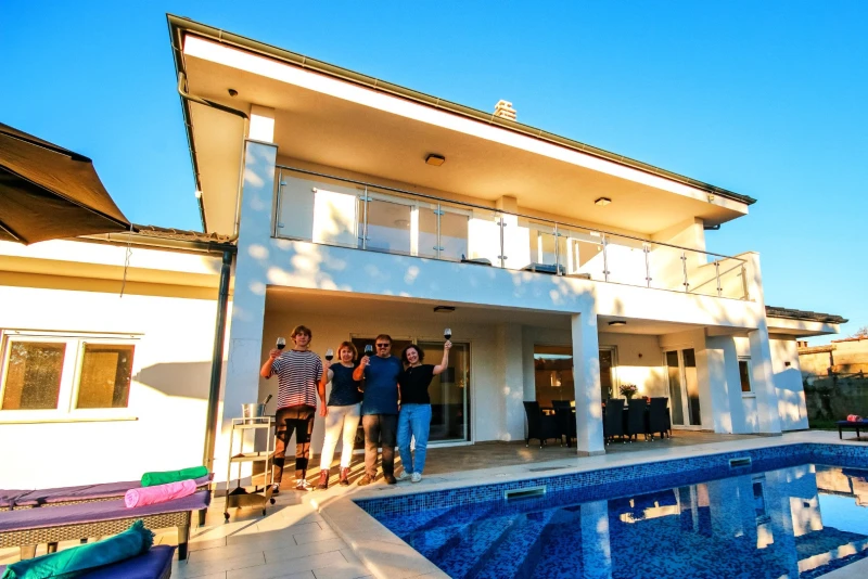 Villa Hedonistra, Batvači