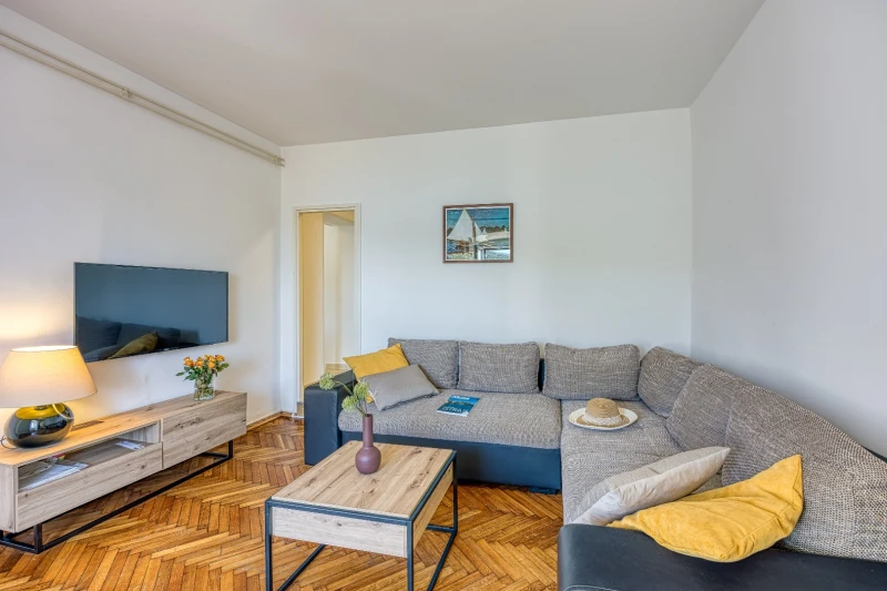 Apartment 8, Living room