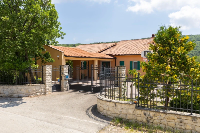 Villa Dani, Salakovci