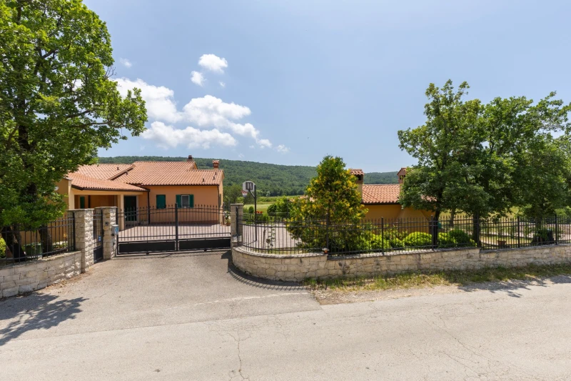 Villa Dani, Salakovci