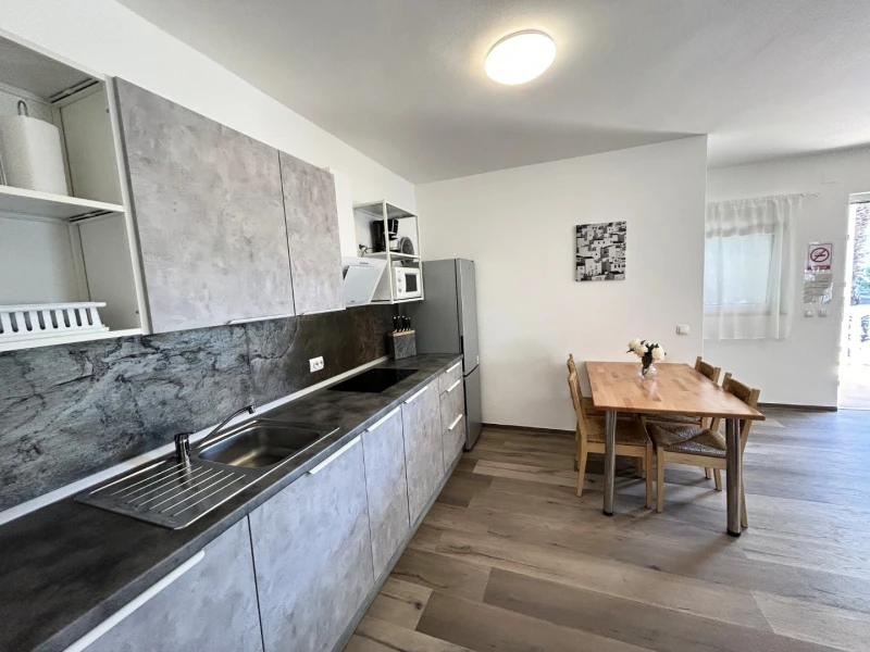 Apartment 3, Küche