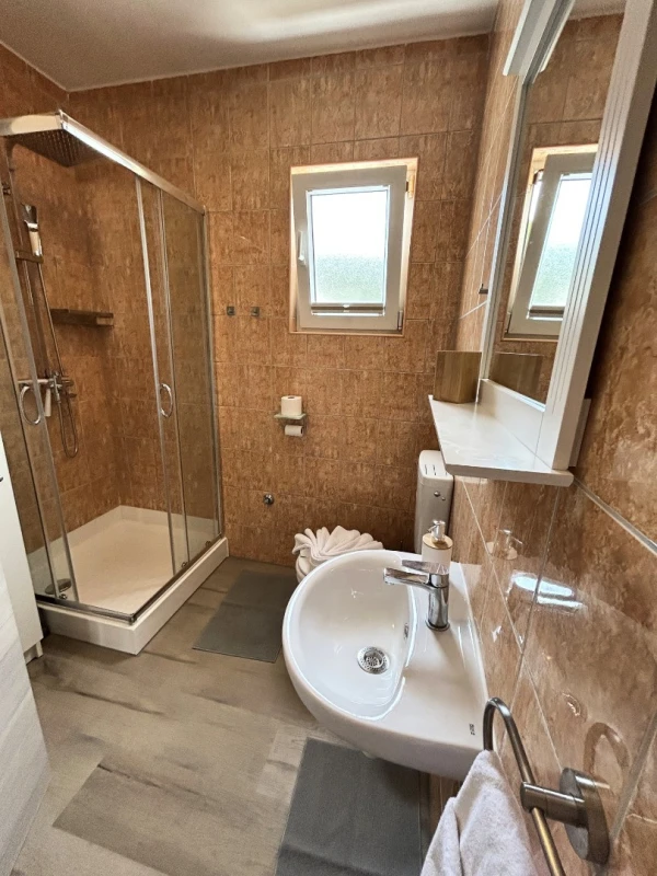Apartment 2, Bathroom / WC