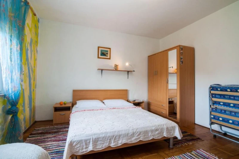 Apartment 2, Sobe