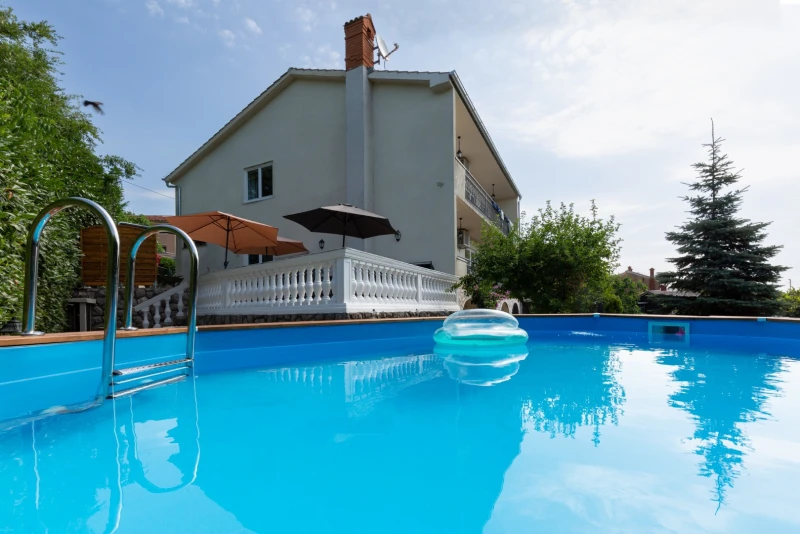 Villa DaMa, Pobri