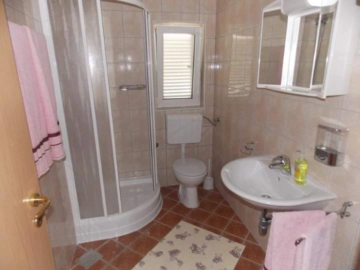 Apartment 1, Bathroom / WC