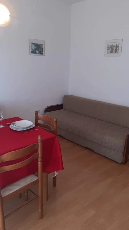 Apartment 2, Salon