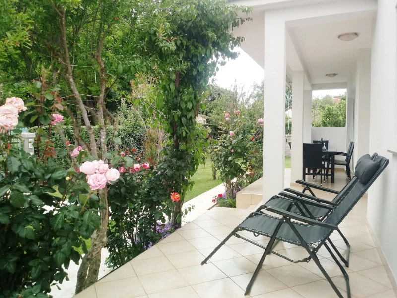 Apartman Davorka, sa velikim vrtom i igralištem za djecu, Ližnjan