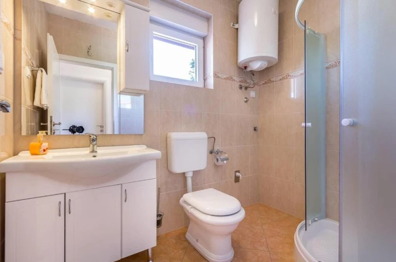 Apartman sa 2 spavaće sobe na 1.katu, Kupaonica / wc